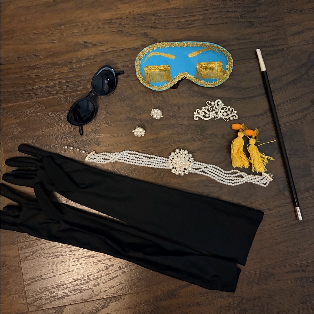 Audrey Hepburn costume accessories